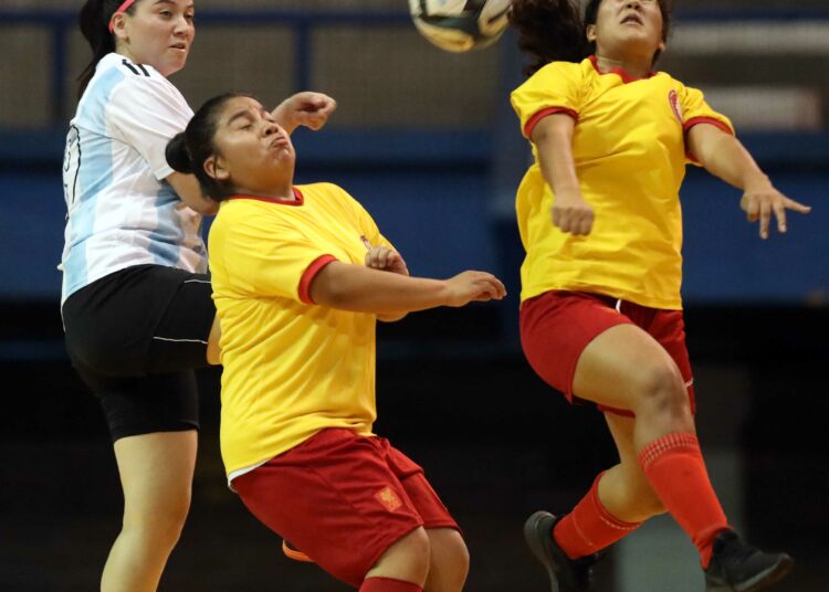 Los líderes se aferran a sus puestos La Liga femenina de fútbol 7