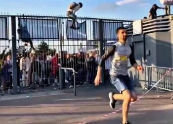 (VIDEOS) Incidentes con los aficionados de Liverpool y Real Madrid atrasaron la final de la Champions League