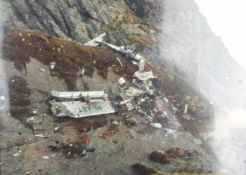 Encuentran los restos de 14 personas en el avión accidentado en Nepal