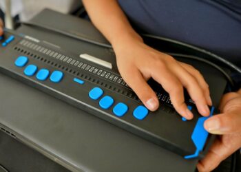 Gobierno continúa entrega de computadoras a estudiantes de Educación Especial