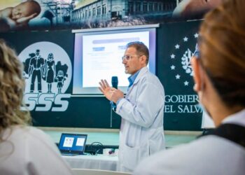 Personal médico del Hospital 1º de Mayo concluye primera capacitación de parto respetado en casos de alto riesgo