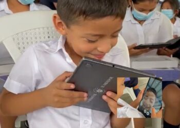 Así fue la reacción de un niño al recibir las nuevas tablets que entrega el Gobierno