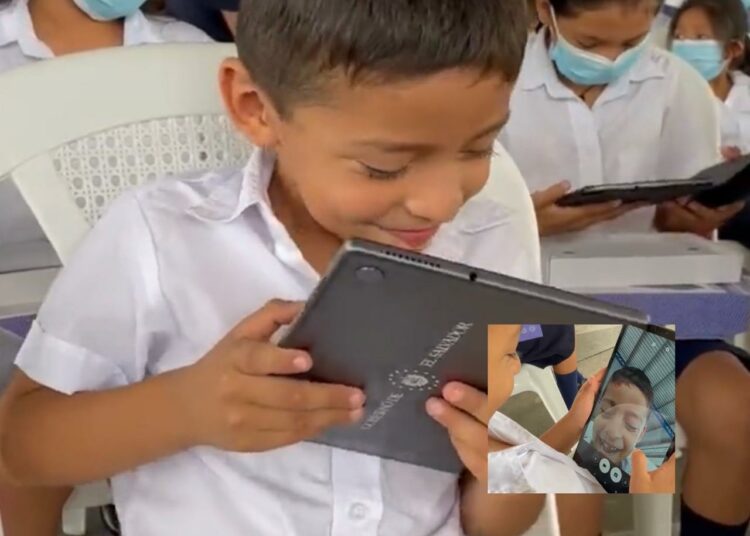 Así fue la reacción de un niño al recibir las nuevas tablets que entrega el Gobierno