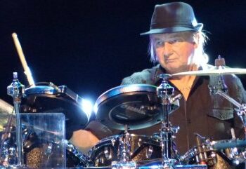 Murió Alan White, el legendario baterista del grupo de rock progresivo Yes