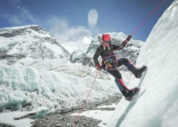 Presentan iniciativa para otorgar título de “Hija Meritísima” a montañista Alfa Karina Arrué tras lograr escalar cima del monte Everest