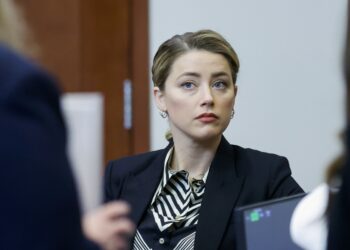 Testigo declara que Amber Heard agredió a una mujer en aeropuerto arrancándole el collar