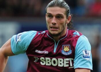 Escándalo en Inglaterra: un jugador de la Premier League fue fotografiado con otra mujer en la cama a días de su boda