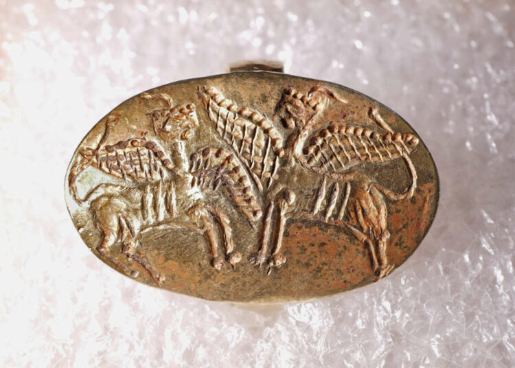 La Fundación Nobel devuelve a Grecia un anillo micénico de oro robado en la isla de Rodas por los nazis