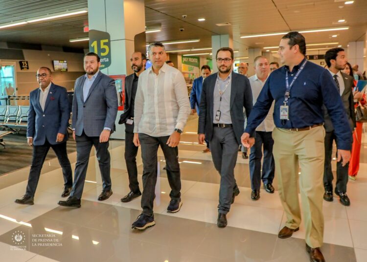 Funcionarios de Gobierno se reúnen con representantes de aerolínea dominicana interesada en invertir en El Salvador