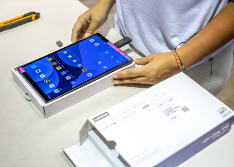 Presidente Bukele anuncia entrega de tabletas a alumnos este lunes