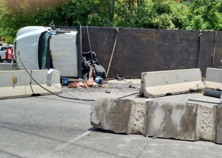 Camión que transportaba material de construcción vuelca sobre curva el Papaturro dejando a dos personas lesionadas