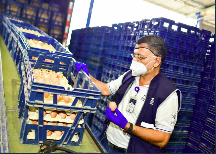 Defensoría del Consumidor realiza verificaciones en distribuidoras de productos de la canasta básica