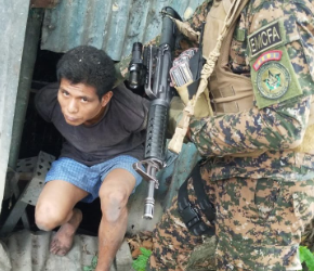 FAES ubica a pandillero que se escondía dentro de un barril en chatarrera abandonada