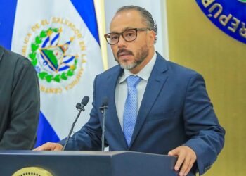 Diputado Ernesto Castro destaca la visión de progreso con la entrega de tablets y laptops a estudiantes de escuelas públicas