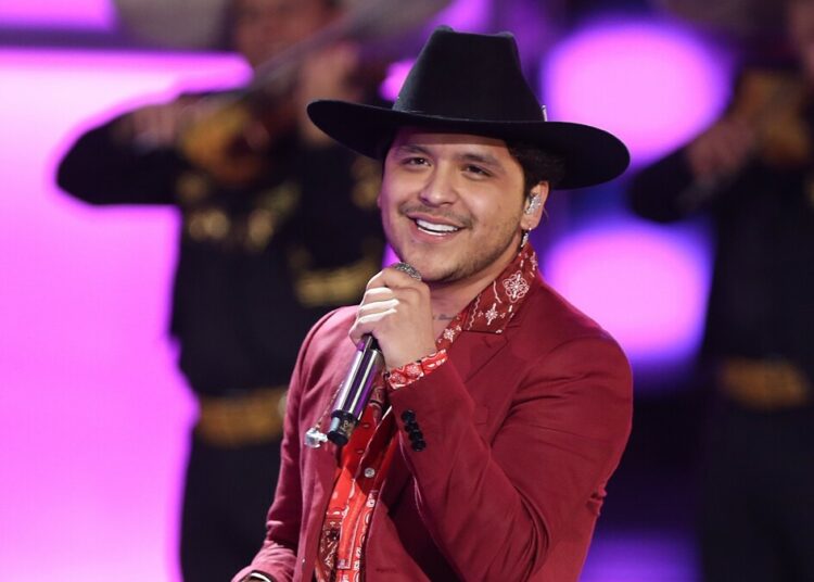 El cantante Christian Nodal confiesa que la está pasando mal tras dejar el tabaco