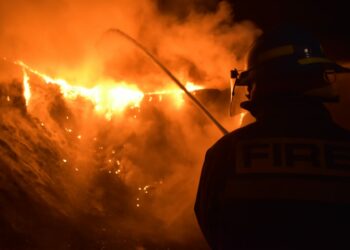 Bomberos sofocan feroz incendio en una bodega de Sonsonate