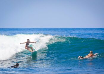 Surfistas participantes del ISA World Junior Surfing Championship 2022 ya entrenan en olas salvadoreñas