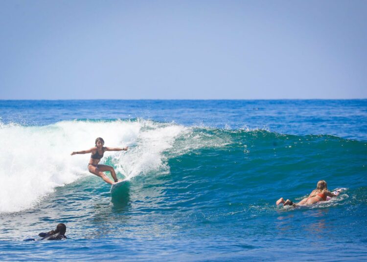 Surfistas participantes del ISA World Junior Surfing Championship 2022 ya entrenan en olas salvadoreñas
