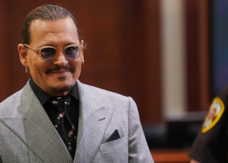 Johnny Depp imita al capitán Sparrow a su salida del juicio contra Amber Heard
