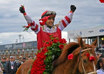 (VIDEO) El jockey venezolano Sonny León y con el caballo Rich Strike,tuvo una remontada histórica en el Derby de Kentucky y protagonizó un hecho que no ocurría desde hacía 100 años