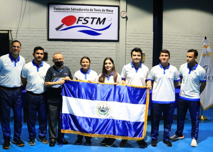 Selección mayor de tenis de mesa recibió pabellón nacional
