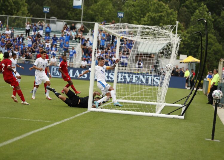 El Salvador vence a Panamá 3-2 en un partido suspendido por tormenta eléctrica