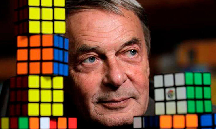 La historia del húngaro que inventó por casualidad el Cubo Rubik y el secreto del “número de Dios” para armarlo