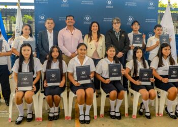 Entregan escrituras de propiedad a 10 centros educativos en Colón, La Libertad 