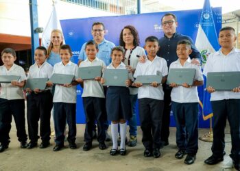 Ministerio de Educación entregó tablets a Alumnos de 1° a 3° grado, en Ahuachapán y Santa Ana