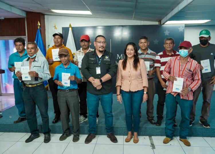 Gobierno entrega fondos a veteranos y excombatientes para construcción de casas