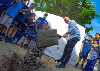 Reconstrucción del Tejido Social inició remodelación en cancha de la colonia Dina, San Salvador