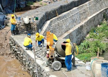 Privados de libertad construyen muro de contención en quebrada La Lechuza en San Salvador ante riesgos de la época invernal
