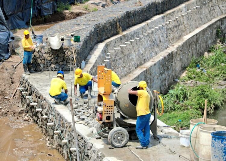 Privados de libertad construyen muro de contención en quebrada La Lechuza en San Salvador ante riesgos de la época invernal
