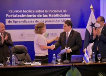 Gobierno recibe reconocimiento por su visión y liderazgo en materia educacional a nivel regional