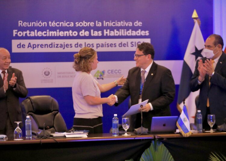 Gobierno recibe reconocimiento por su visión y liderazgo en materia educacional a nivel regional