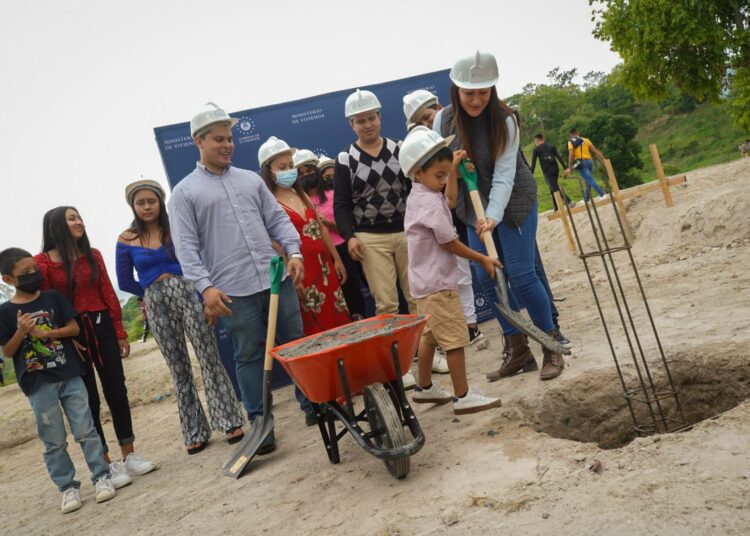 Familias de la comunidad Rafael A. Gutiérrez, de Ilopango, serán reasentadas en Vista al Lago