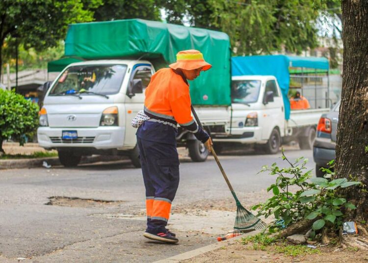 Alcaldía de San Salvador realiza mega jornada de ornato y limpieza en parques y zonas verdes de la capital