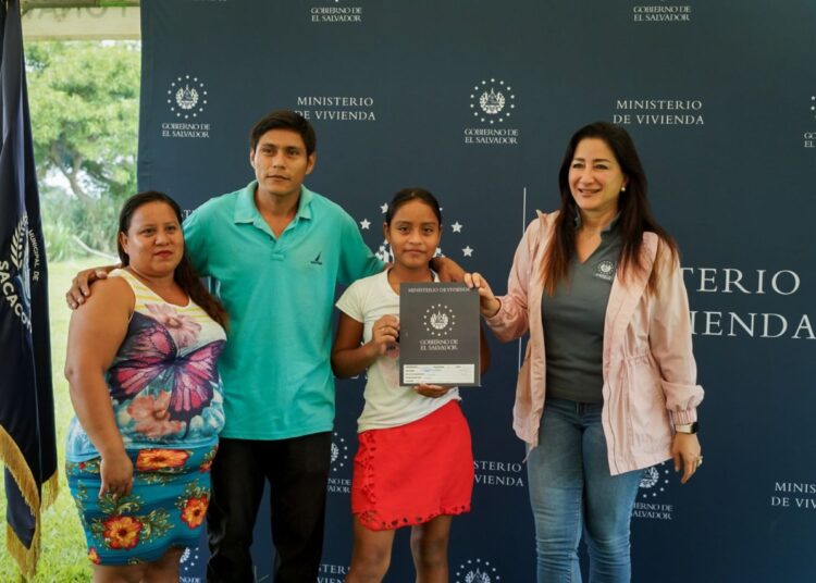 Ministerio de Vivienda entregó escrituras de propiedad a familias de la comunidad La Espueleta, en Sacacoyo