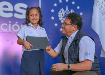 Ministerio de Educación continúa entregando equipo tecnológico a estudiantes del sector público