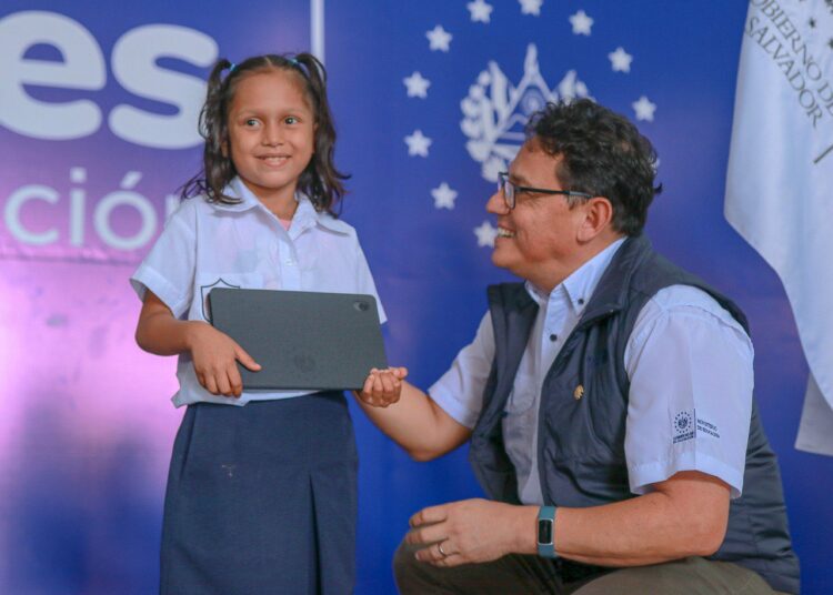 Ministerio de Educación continúa entregando equipo tecnológico a estudiantes del sector público