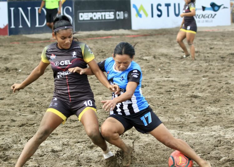 Fátima González y Emerson Cerna son los líderes de goleo en el grupo B de fútbol playa