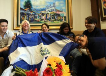 La conquistadora del Everest, Alfa Karina Arrué regresó a El Salvador