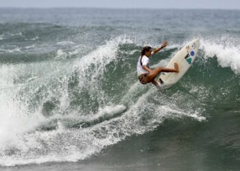 Salvadoreños avanzan en el ISA World Junior Surfing Championship