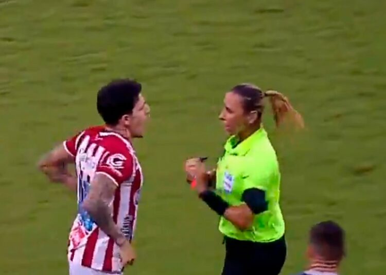 (VIDEO) Un futbolista intentó golpear a una árbitra en pleno partido en Brasil