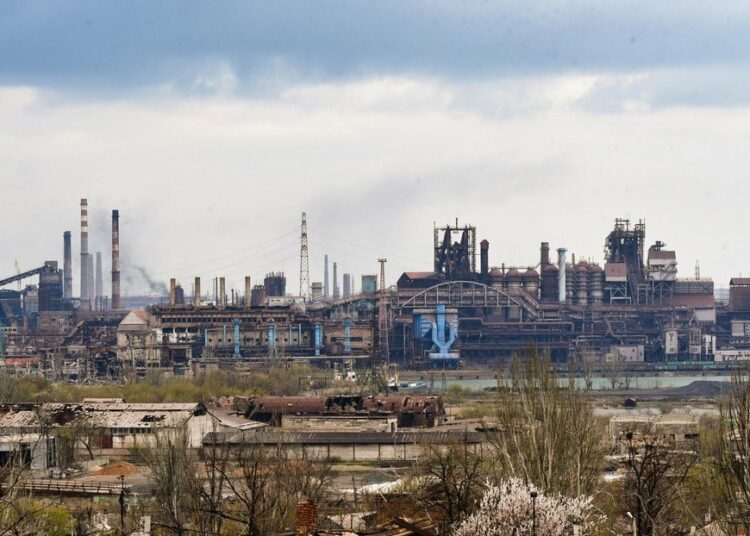 (VIDEO) Un centenar de civiles fueron evacuados de siderúrgica en Mariúpol