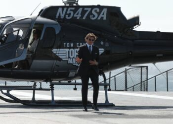 Tom Cruise llegó a la premiere de “Top Gun: Maverick” piloteando un helicóptero