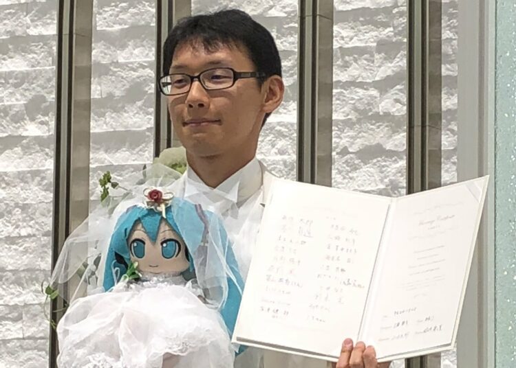 En Japón cada vez más gente se casa con sus personajes de anime favoritos: así viven los «fictosexuales»