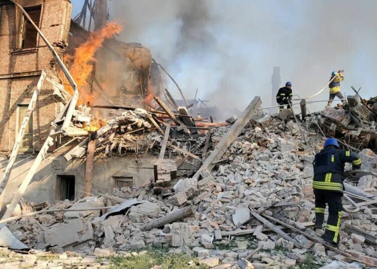 Al menos unas 60 personas habrían muerto por el Bombardeo ruso a una escuela en la región de Lugansk