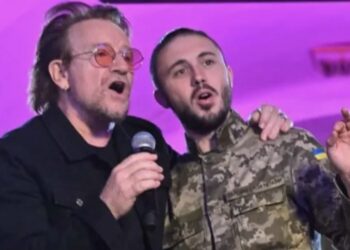 (VIDEOS) El inesperado show de Bono y The Edge en el metro de Kiev