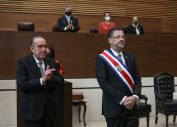 Economista Rodrigo Chaves jura como presidente de Costa Rica